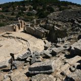 Dans le théâtre grec, de gros blocs se sont effondrés au milieu des gradins. (photo d'archive)